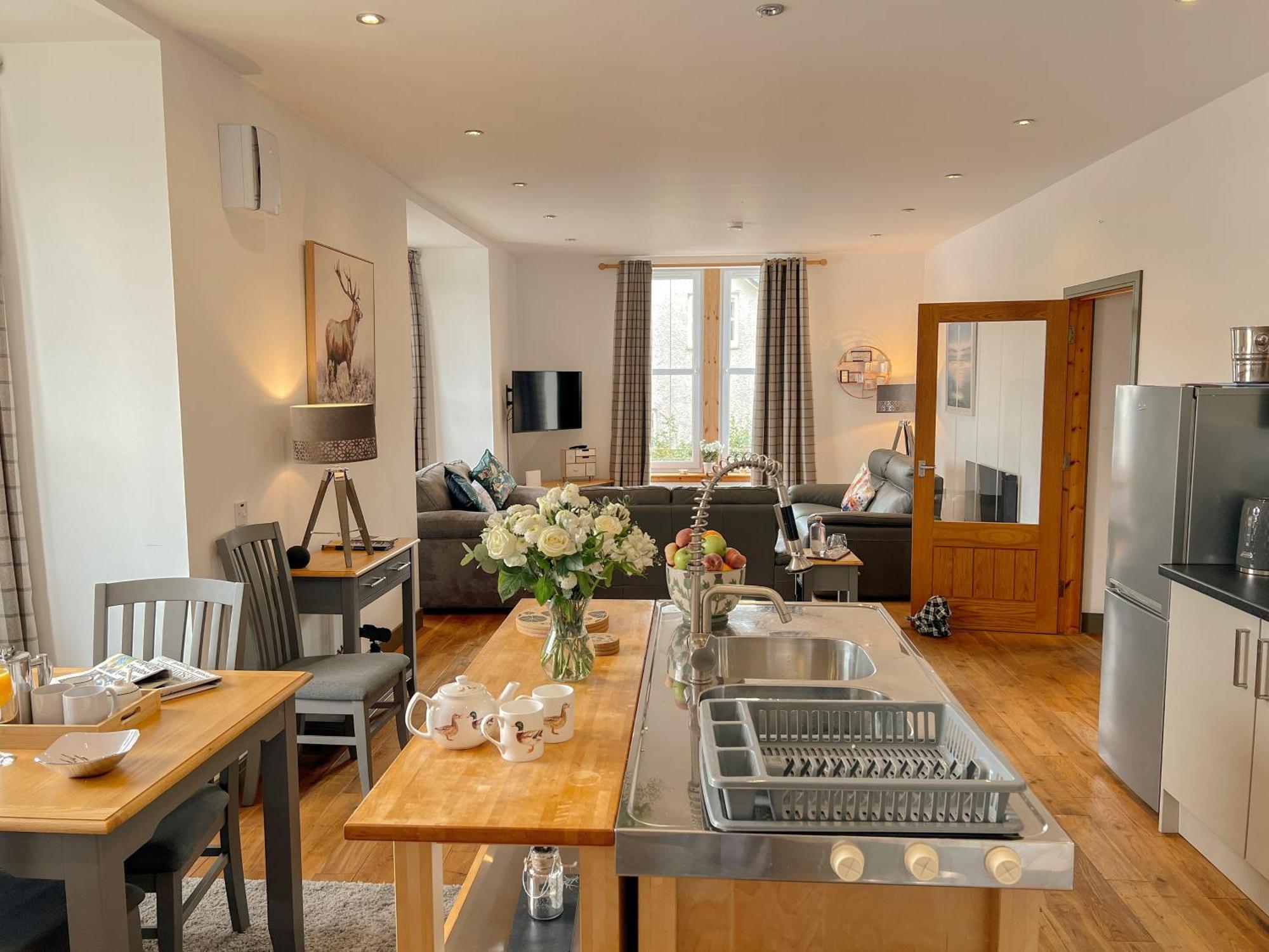 Loch Ness Gatehouse Apartments Форт Аугустус Екстериор снимка